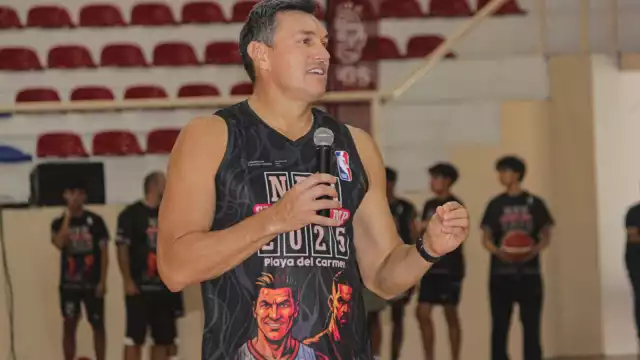 Eduardo Nájera platicó con los asistentes y compartió la historia de su carrera.