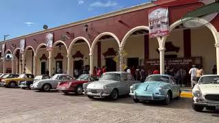 Un total de 30 automóviles clásicos arribaron en caravana al centro histórico del municipio de Champotón.