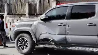 Camioneta de transporte público no respeta alto obligatorio e impacta a un particular en colonia Centro de Tulum