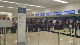 Más de 100 pasajeros saturan el mostrador de Volaris en el aeropuerto de Mérida