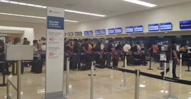 Pasajeros esperaron por su pase de abordar de Volaris