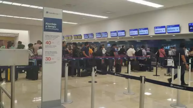 Pasajeros esperaron por su pase de abordar de Volaris