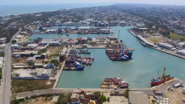 Empresarios clausuran oficinas de PEMEX en protesta por impagos