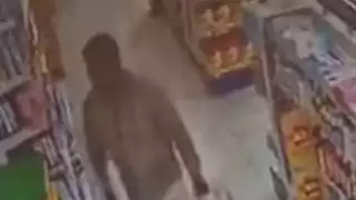 Captan en video a dos hombres robando leche y pañales para bebé en farmacia de Cancún