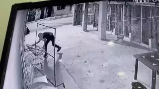 Captan a ladrón llevándose  un sillón a plena luz del día en Escárcega