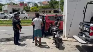 Conductor no respeta el alto y lesiona a motociclista en el Barrio de San José, Campeche