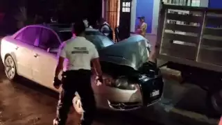 Choca auto de lujo en Dzitbalché; dijo que la camioneta se "le metió " en su camino cuando esquivaba un tope