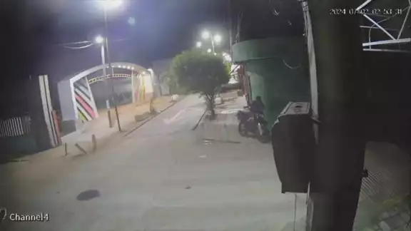 Cámaras de seguridad grabaron a dos hombres robando una motocicleta. Cámaras de seguridad grabaron a dos hombres robando una motocicleta.