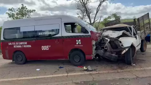 Fuerte accidente en la vía Hopelchén-Bolonchén; involucra a personal de maquiladora