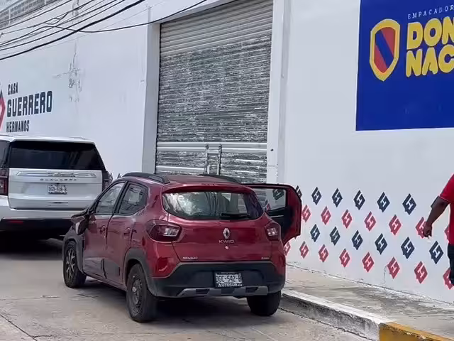 Camioneta de lujo provoca choque en calle 18