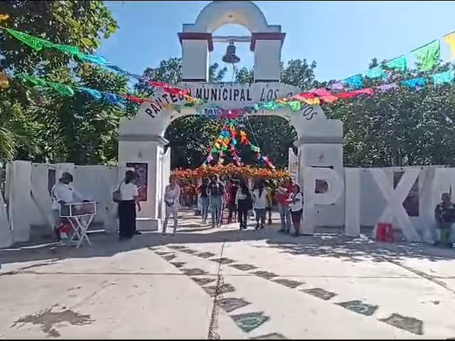 El calor y la humedad no impiden que las familias cancunenses visiten el Panteón Municipal Los Olivos