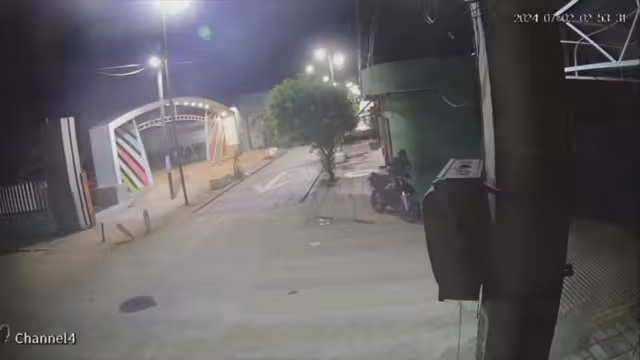 Cámaras de seguridad grabaron a dos hombres robando una motocicleta.