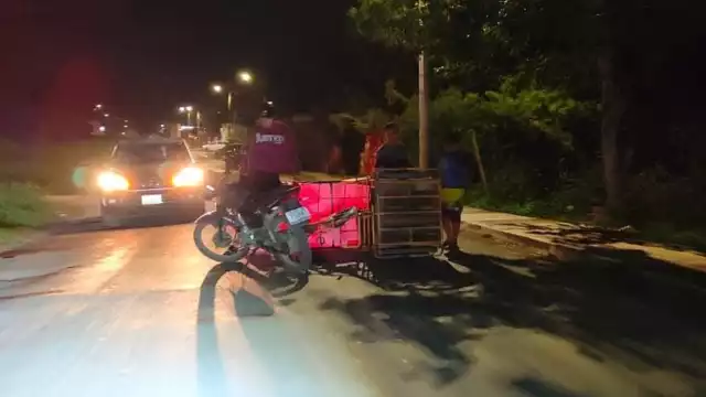 Un menor en triciclo dedicado a la venta de pan fue impactado por un vehículo, lo que provocó la pérdida de su producto