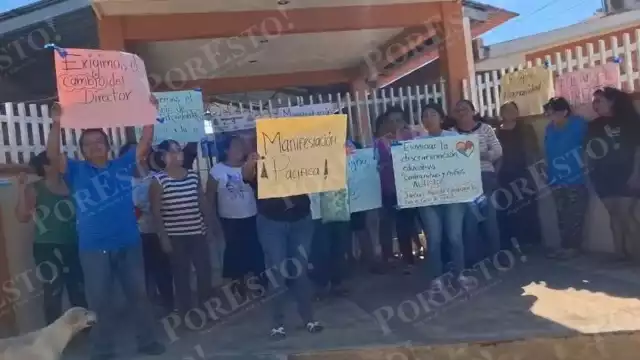 Exigen la destitución del director Gener Guillermo Dzul Euán, a quien acusan de mala organización y maltrato hacia los padres y alumnos.