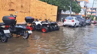 La lluvia duro poco más de una hora, causando acumulación de agua en las calles