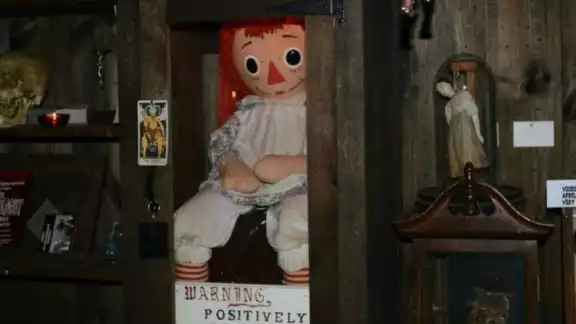 La muñeca ha protagonizado varias acciones paranormales en su gira