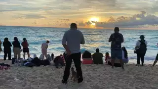 Miles de turistas y familias reciben el 2025 en las playas de Cancún