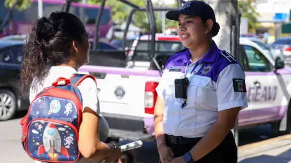 Agentes del Geavig atienden a las mujeres que se acercan a pedir ayuda. Agentes del Geavig atienden a las mujeres que se acercan a pedir ayuda.