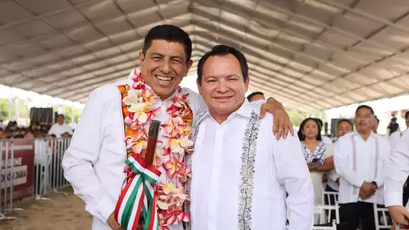 Joaquín Díaz Mena, asistió al segundo informe de gobierno de su homólogo de Oaxaca