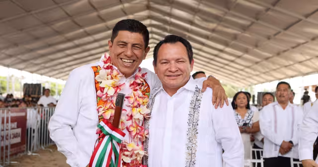 Joaquín Díaz Mena, asistió al segundo informe de gobierno de su homólogo de Oaxaca