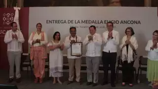 Joaquín Díaz Mena reconoció la labor que Fidencio Briceño Chel ha hecho por Yucatán