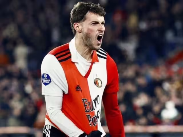 Santi Giménez regresará hasta 2024