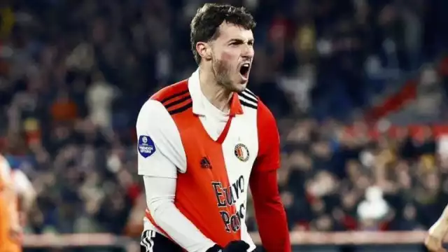 Santi Giménez regresará hasta 2024