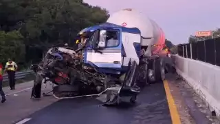 Fuerte accidente en la Campeche–Mérida; tráiler de gas choca contra tortón de verduras en Hecelchakán