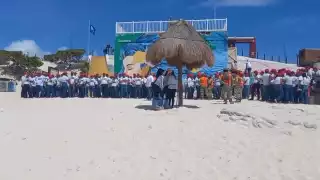 Ejército Mexicano y conscriptos retiran más de 7 toneladas de sargazo en Playa Delfines, Cancún  