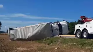 Tráiler con 15 toneladas de alimento para cachorros vuelca en la carretera Campeche–Mérida