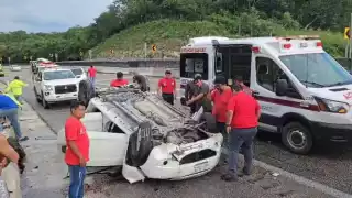 Aparatosa volcadura en la Curva del Diablo deja dos heridos en la carretera Mérida-Campeche