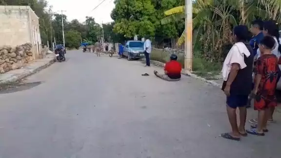 Motociclista derrapa y sufre lesiones en el rostro en el barrio de Puliaxche, en Calkiní. Motociclista derrapa y sufre lesiones en el rostro en el barrio de Puliaxche, en Calkiní.