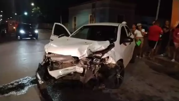 Un conductor imprudente se pasó un semáforo en rojo y chocó contra un vehículo compacto, causando una lesionada y daños materiales Un conductor imprudente se pasó un semáforo en rojo y chocó contra un vehículo compacto, causando una lesionada y daños materiales