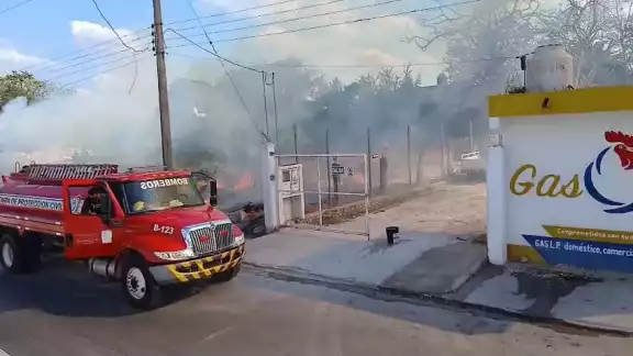 Un incendio de maleza en la colonia Unidad Esfuerzo y Trabajo 2 estuvo a punto de alcanzar una gasera. Un incendio de maleza en la colonia Unidad Esfuerzo y Trabajo 2 estuvo a punto de alcanzar una gasera.