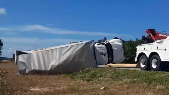 Un tráiler cargado con 15 toneladas de alimento para cachorros volcó en la carretera Campeche–Mérida. Un tráiler cargado con 15 toneladas de alimento para cachorros volcó en la carretera Campeche–Mérida.
