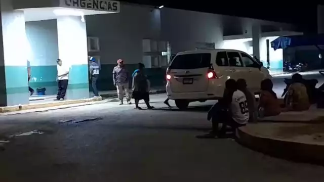 Familiares lo trasladaron de emergencia en un vehículo particular, pues se desangraba.