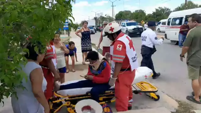 Circulaba en sentido contrario y terminó grave: motociclista es embestida por taxi