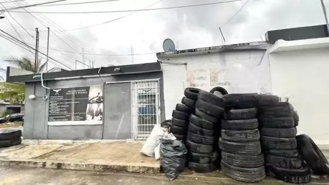 Vecinos de colonia Miraflores reportan acumulación de llantas en vía pública