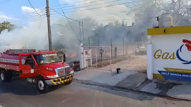 Un incendio de maleza en la colonia Unidad Esfuerzo y Trabajo 2 estuvo a punto de alcanzar una gasera.