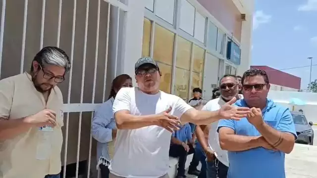 A las afueras de la ARTEC un grupo de taxistas protestó