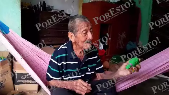 El alfarero más antiguo de Tepakán pierde su apoyo de Procampo y pide ayuda para caminar