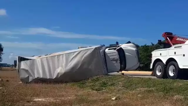 Un tráiler cargado con 15 toneladas de alimento para cachorros volcó en la carretera Campeche–Mérida.