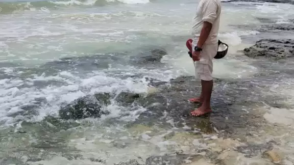 Habitante de Playa del Carmen mira de cerca un ojo de agua Habitante de Playa del Carmen mira de cerca un ojo de agua