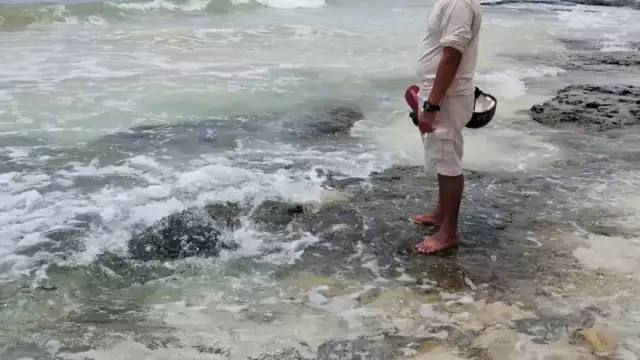 Habitante de Playa del Carmen mira de cerca un ojo de agua