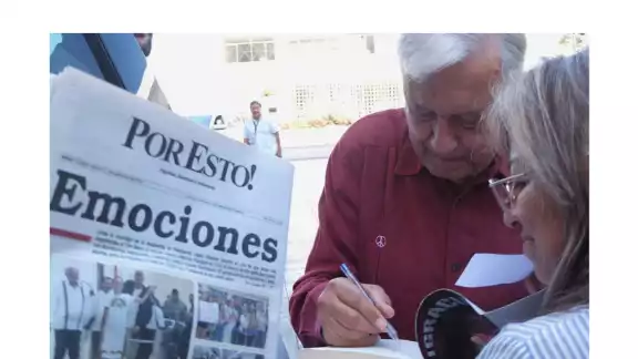AMLO salió del hotel en Mérida repartiendo firmas y abrazos a sus simpatizantes