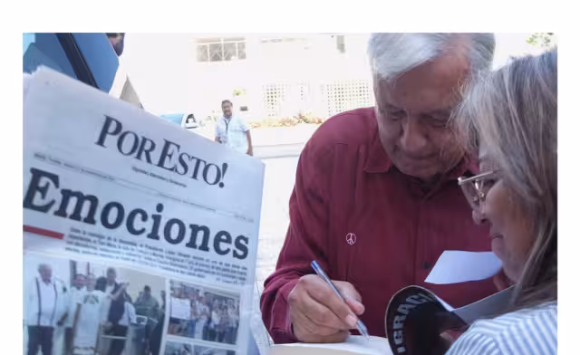 AMLO salió del hotel en Mérida repartiendo firmas y abrazos a sus simpatizantes
