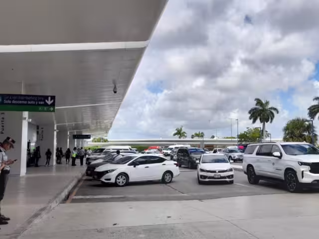 Conductor es confundido por Uber; expone el hostigamiento de los taxistas en el aeropuerto de Cancún