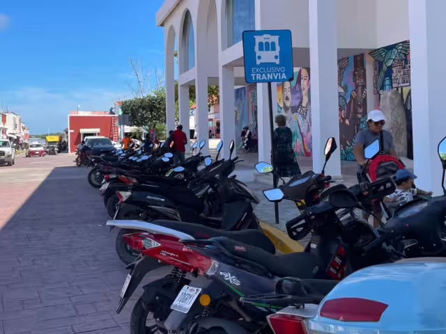 La falta de estacionamientos en el centro de Champotón sigue siendo un problema constante.