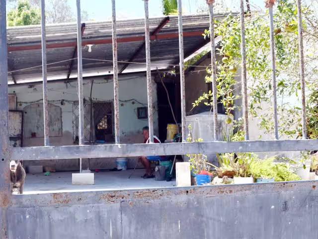 Los vecinos tienen que almacenar agua en tinacos y hasta cubetas