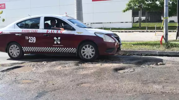 Los daños que sufren los automotores al caer en los hoyancos son llantas, rótulas, direccionales, entre otras piezas costosas.